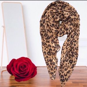 Lightweight Leopard Print Scarf